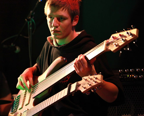 falk_mit_doppelhalsbass (78K)